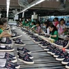 Gia công giày xuất khẩu tại Công ty cổ phần công nghiệp Đông Hưng, Khu công nghiệp Tân Hiệp A, Dĩ An, Bình Dương. (Ảnh: Quách Lắm/TTXVN)