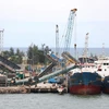 Các tàu hàng cập Cảng biển Cửa Việt để nhận hàng hóa. (Ảnh: Nguyên Lý/TTXVN)