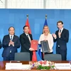 Thủ tướng Nguyễn Xuân Phúc và Phó Thủ tướng, Bộ trưởng Ngoại giao Phạm Bình Minh chứng kiến Lễ ký Hiệp định VPA/FLEGT giữa Việt Nam và Liên minh châu Âu. (Ảnh: Thống Nhất/TTXVN)