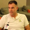 Huấn luyện viên U19 Australia trả lời phỏng vấn của phóng viên. (Ảnh: Hải Ngọc/Vietnam+)