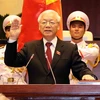 Tổng Bí thư Nguyễn Phú Trọng, Chủ tịch nước CHXHCN Việt Nam nhiệm kỳ 2016-2021 thực hiện nghi thức tuyên thệ nhậm chức trước Quốc hội, đồng bào và cử tri cả nước. (Ảnh: Trí Dũng/TTXVN)