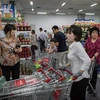 Người dân mua sắm tại một siêu thị ở Bình Nhưỡng, Triều Tiên. (Nguồn: AFP/TTXVN)