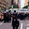 Cảnh sát Mỹ phong tỏa bên ngoài tòa nhà Time Warner ở New York sau khi phát hiện gói bưu kiện nghi chứa bom tại đây, ngày 24/10/2018. (Ảnh: THX/TTXVN)