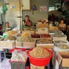 Gian hàng hải sản khô tại chợ Long Biên. (Ảnh: Nguyễn Văn Cảnh/TTXVN)