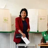 Ứng cử viên Salome Zurabishvili (trái) bỏ phiếu tại một địa điểm bầu cử ở Tbilisi ngày 28/10. (Ảnh: AFP/TTXVN)