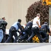 Lực lượng thực thi pháp luật Mỹ phong tỏa hiện trường vụ xả súng nhằm vào Thánh đường Do Thái tại thành phố Pittsburgh, bang Pennsylvania, ngày 28/10/2018. (Ảnh: AP/TTXVN)