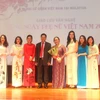Đại sứ Lê Quý Quỳnh cùng các chị em tiêu biểu. (Ảnh: Hoàng Nhương/Vietnam+)
