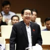 Bộ trưởng Bộ Nội vụ Lê Vĩnh Tân trả lời chất vấn của đại biểu Quốc hội. (Ảnh: Văn Điệp/TTXVN)