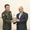 Thủ tướng Nguyễn Xuân Phúc tặng quà lưu niệm cho Tổng Tư lệnh Quân đội Hoàng gia Campuchia, Đại tướng Vong Pisen. (Ảnh: Thống Nhất/TTXVN)