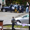 Cảnh sát và nhân viên y tế Mỹ được triển khai tại hiện trường vụ nổ súng ở Pittsburgh thuộc bang Pennsylvania, Mỹ ngày 27/10. (Nguồn: AP/TTXVN)