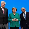 Chủ tịch CSU Horst Seehofer (trái), Thủ tướng Đức Angela Merkel (giữa) và Chủ tịch SPD Martin Schulz. (Ảnh: AFP/TTXVN)