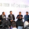 Thủ tướng Pháp Edouard Philippe (thứ hai từ trái sang) cùng các quan chức kinh tế Pháp trao đổi với start-up Việt Nam. (Ảnh: Xuân Khu/TTXVN)