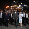 Thủ tướng Pháp Édouard Philippe nói chuyện với du khách tại khu vực phố đi bộ hồ Hoàn Kiếm. (Ảnh: Lâm Khánh/TTXVN)