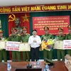 Chủ tịch Ủy ban Nhân dân tỉnh Hưng Yên Nguyễn Văn Phóng trao tiền thưởng và bằng khen cho đại diện các lực lượng phá án 2 vụ giết người. (Ảnh: Đinh Tuấn/TTXVN)