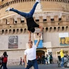 Hai nghệ sỹ Quốc Cơ, Quốc Nghiệp biểu diễn ngay trên đường phố thủ đô Rome. (Ảnh: Quang Thanh/Vietnam+)