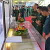 Các đại biểu, lực lượng vũ trang tham quan triển lãm về Hoàng Sa, Trường Sa của Việt Nam. (Nguồn: TTXVN)