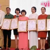 Nhà báo Chu Thanh Vân (Ban Biên tập Tin trong nước TTXVN, thứ tư từ trái sang) đoạt Giải C. (Ảnh: Nguyễn Dân/TTXVN)