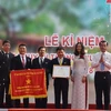 Tập thể sư phạm nhà trường vinh dự đón nhận Bằng khen của Bộ Giáo dục và Đào tạo và Cờ truyền thống của UBND Thành phố Hồ Chí Minh. (Ảnh: Thu Hoài/TTXVN)