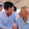 Ông Võ Văn Thưởng thăm hỏi người dân xã Nghĩa Dũng, thành phố Quảng Ngãi. (Ảnh: Sỹ Thắng/TTXVN)