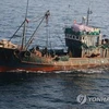 Một tàu cá Trung Quốc đánh bắt bất hợp pháp ở vùng biển gần đảo Baengnyeong trên Biển Hoàng Hải, tháng 7/2018. (Nguồn: Yonhap)