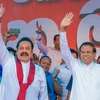 Tổng thống Sri Lanka Maithripala Sirisena (phải, phía trước) và tân Thủ tướng Mahinda Rajapakse (trái, phía trước) tại Colombo ngày 5/11/2018. (Ảnh: THX/TTXVN)