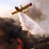 Máy bay cứu hỏa nỗ lực dập lửa cháy rừng tại Simi Valley, California, Mỹ ngày 12/11/2018. (Ảnh: THX/TTXVN)