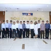 Phó Tổng Giám đốc TTXVN Lê Quốc Minh chụp ảnh chung với đoàn công tác. (Ảnh: Minh Quyết/TTXVN)
