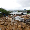 Khu vực thôn Thành Phát và Phước Sơn, xã Phước Đồng, thành phố Nha Trang bị sạt lở nghiêm trọng khiến hàng chục ngôi nhà bị vùi lấp trong đất đá. (Ảnh: Phan Sáu/TTXVN)