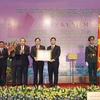 Phó Thủ tướng Thường trực Chính phủ Trương Hòa Bình trao tặng Huân chương Lao động hạng Nhất của Chủ tịch nước cho huyện Chương Mỹ. (Ảnh: Doãn Tấn/TTXVN)