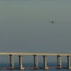 Máy bay Nga bay qua cầu Crimea trên Eo biển Kerch (nối giữa biển Azov và Biển Đen), nơi xảy ra vụ va chạm giữa tàu tuần dương Nga và tàu hải quân Ukraine ngày 25/11. (Ảnh: AFP/TTXVN)