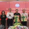 Thừa ủy quyền của lãnh đạo Bộ Thông tin và Truyền thông, ông Chu Văn Hòa, Cục trưởng Cục Xuất bản - In và Phát hành trao tặng 3.000 lịch bloc 2019 cho các đơn vị bộ đội. (Nguồn: Bộ Thông tin và Truyền thông)