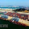 Hàng hóa được xếp tại cảng ở Thanh Đảo, tỉnh Sơn Đông, Trung Quốc. (Ảnh: THX/TTXVN)