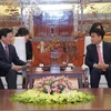 Chủ tịch Ủy ban nhân dân thành phố Hà Nội Nguyễn Đức Chung tiếp ông Shin Dong-bin, Chủ tịch Tập đoàn Lotte Hàn Quốc. (Ảnh: Lâm Khánh/TTXVN)