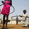 Bé gái chơi đùa tại trại tị nạn ở Juba, Nam Sudan. (Ảnh: AFP/TTXVN)