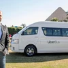 Giám đốc điều hành Uber, Dara Khosrowshahi bên một chiếc Uber Bus. (Nguồn: Menabytes)