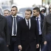 Tổng thống Pháp Emmanuel Macron (giữa, phía trước) và các quan chức Chính phủ thị sát một tuyến phố ở thủ đô Paris, nơi nổ ra các cuộc biểu tình bạo loạn của lực lượng 'Áo vàng' nhằm phản đối tăng giá nhiên liệu, ngày 2/12/2018. (Ảnh: AFP/TTXVN)