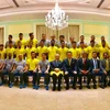 Thủ tướng Mahathir chụp ảnh cùng đội tuyển Malaysia. (Nguồn: KBSMalaysia)