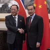 Bộ trưởng Ngoại giao Trung Quốc Vương Nghị (phải) và Bộ trưởng Ngoại giao Triều Tiên Ri Yong-ho tại cuộc hội đàm ở Bắc Kinh ngày 7/12/2018. (Ảnh: AFP/TTXVN)