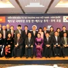 Chủ tịch Quốc hội Nguyễn Thị Kim Ngân và Chủ tịch Quốc hội Hàn Quốc Moon Hee-sang chụp ảnh chung với các đại biểu dự Diễn đàn Đầu tư và Thương mại Việt Nam-Hàn Quốc. (Ảnh: Trọng Đức/TTXVN)