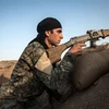 Tay súng thuộc lực lượng Các Đơn vị bảo vệ nhân dân người Kurd (YPG) đóng tại một chốt gần thị trấn Derik ở tỉnh Hasakeh, đông bắc Syria, giáp Thổ Nhĩ Kỳ và Iraq. (Ảnh: AFP/ TTXVN)