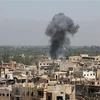 Khói bốc lên sau một cuộc không kích nhằm vào các mục tiêu chiếm đóng của IS tại Deir Ezzor, Syria. (Nguồn: AFP/TTXVN)