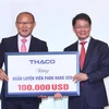 Ông Trần Bá Dương, Chủ tịch Hội đồng quản trị Tập đoàn Thaco tặng 100.000 USD cho huấn luyện viên Park Hang-seo. (Ảnh: Thống Nhất/TTXVN)