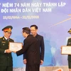 Hội người Việt Nam tại Cộng hòa Séc tặng giấy khen cho hai Chi hội Cựu chiến binh tại Brno và Plzen. (Ảnh: Hồng Kỳ/Vietnam+)