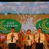 Ban tổ chức trao thưởng cho tác giả thiết kế Logo thương hiệu gạo Việt Nam. (Ảnh: Thanh Bình/TTXVN)