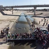 Người di cư Trung Mỹ đổ xô tới khu vực biên giới Mexico để tìm cách tới Mỹ ngày 25/11/2018. (Ảnh: AFP/TTXVN)