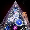 Cây thông Noel khổng lồ được thắp sáng rực rỡ tại quảng trường Cathedral, Vilnius, Litva ngày 1/12/2018. (Ảnh: THX/TTXVN)
