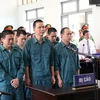 Các bị cáo nghe Hội đồng xét xử tuyên án. (Ảnh: Nguyễn Thanh/TTXVN)