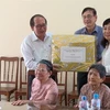  Lãnh đạo tỉnh Phú Yên tặng quà cho các đối tượng chính sách tại Trung tâm nuôi dưỡng người có công. (Ảnh minh họa: Xuân Triệu/TTXVN)