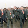 Thủ tướng Phan Văn Khải dự khánh thành cầu Tân Đệ qua sông Hồng, nối liền hai tỉnh Thái Bình và Nam Định, ngày 8/2/2002. (Ảnh: Thế Thuần/TTXVN)