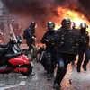 Cảnh sát được triển khai đối phó với người biểu tình Áo vàng gây bạo loạn tại Paris, Pháp ngày 8/12/2018. (Nguồn: THX/TTXVN)